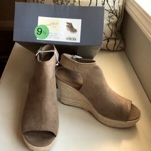 NWT Universal Thread taupe faux suede 4 inch espadrille wedge sandals